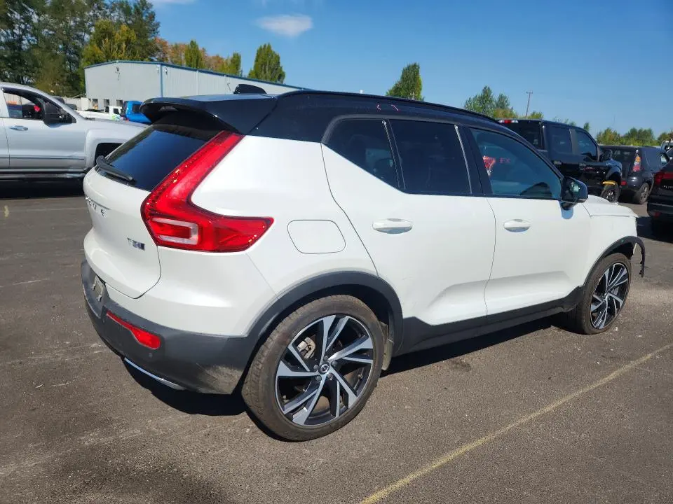 2020 VOLVO XC40 T5 R-DESIGN  