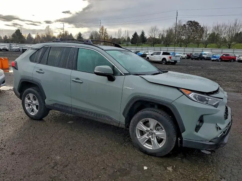 2020 TOYOTA RAV4 XLE  