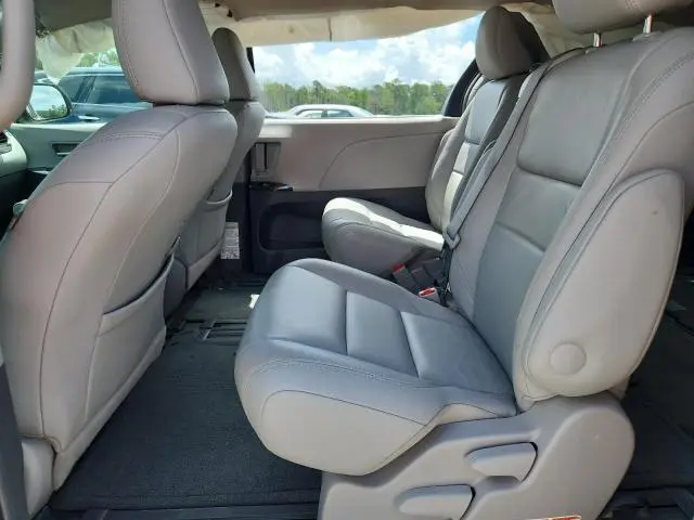 2015 TOYOTA SIENNA XLE  