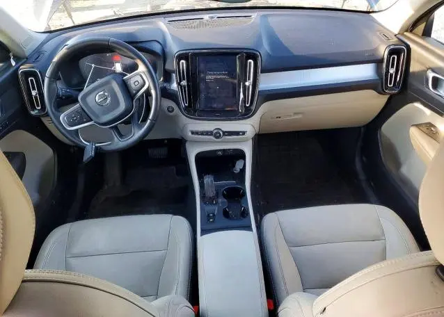 2020 VOLVO XC40 T5 MOMENTUM  