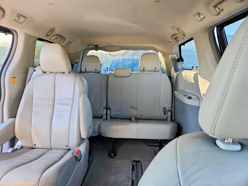 2013 TOYOTA SIENNA XLE  