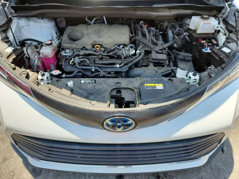 2022 TOYOTA SIENNA XLE  