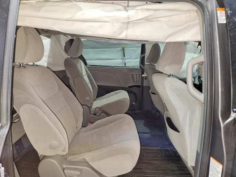 2016 TOYOTA SIENNA LE  