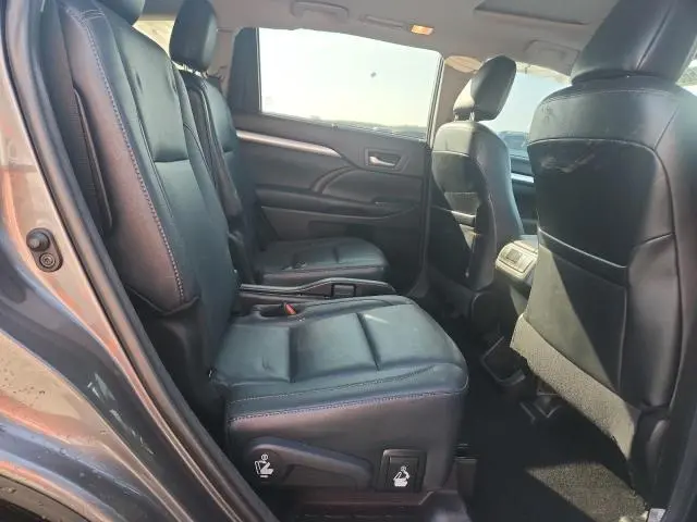 2018 TOYOTA HIGHLANDER SE  