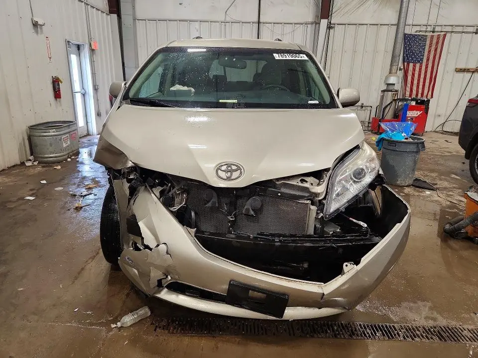 2015 TOYOTA SIENNA LE 8-PASSENGER  