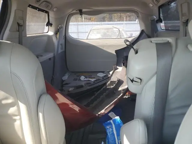 2011 TOYOTA SIENNA XLE  