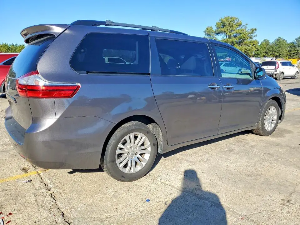 2015 TOYOTA SIENNA XLE  