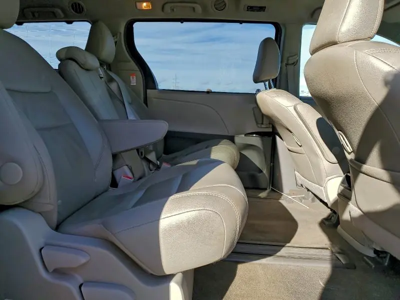 2016 TOYOTA SIENNA XLE  