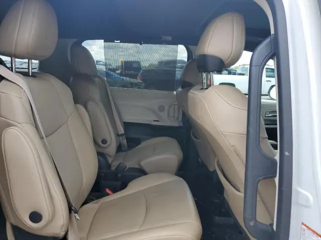 2021 TOYOTA SIENNA XLE  