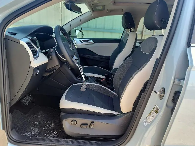 2025 VOLKSWAGEN TAOS SE  