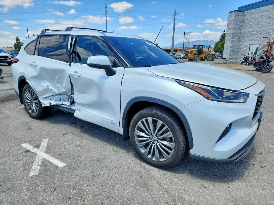 2022 TOYOTA HIGHLANDER HYBRID PLATINUM  