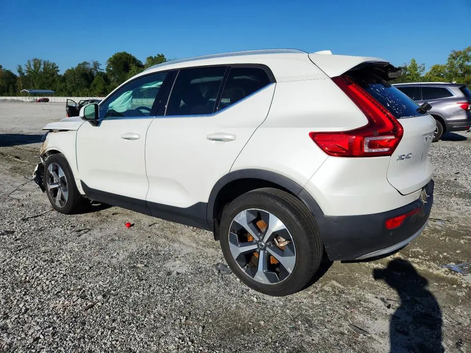 2023 VOLVO XC40 PLUS  