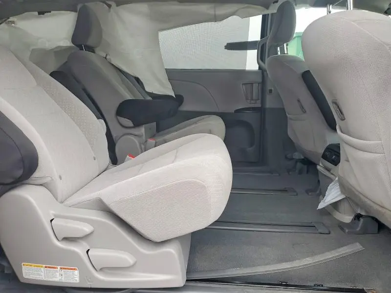 2019 TOYOTA SIENNA LE  