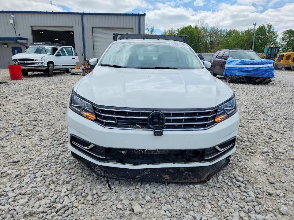 2018 VOLKSWAGEN PASSAT SE  