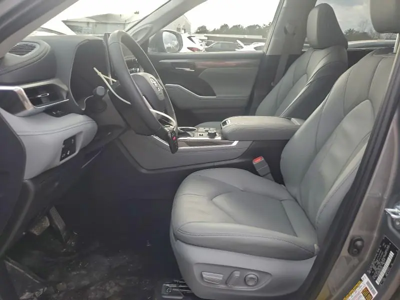 2025 TOYOTA HIGHLANDER LE  