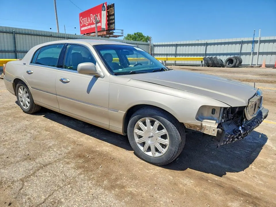 2010 LINCOLN TOWN CAR SIGNATURE LIMITED  