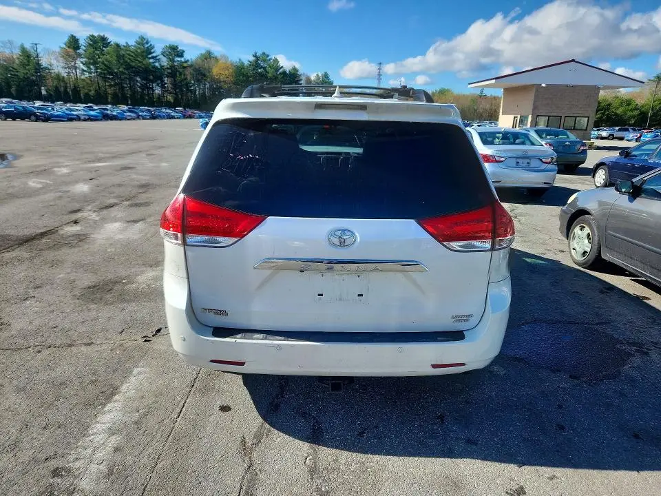 2011 TOYOTA SIENNA LIMITED 7-PASSENGER  