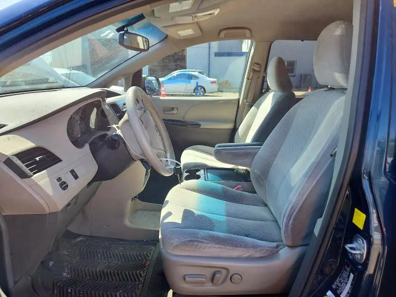2011 TOYOTA SIENNA LE 8-PASSENGER  