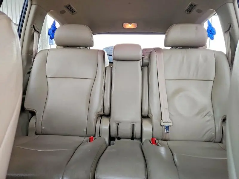 2011 TOYOTA HIGHLANDER SE  