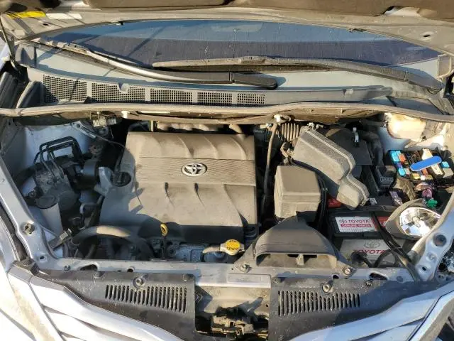 2015 TOYOTA SIENNA LE  
