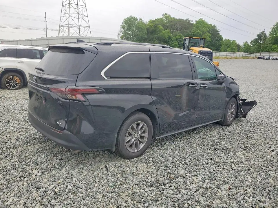 2025 TOYOTA SIENNA XLE 8-PASSENGER  