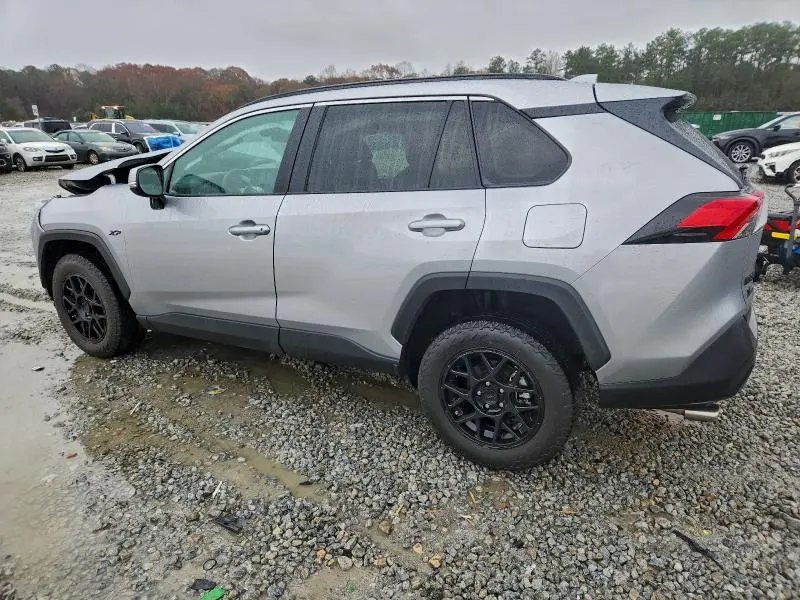 2022 TOYOTA RAV4 XLE  
