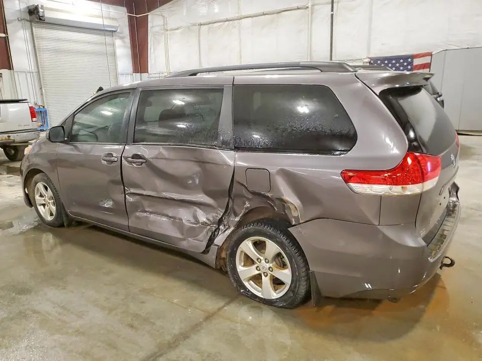 2013 TOYOTA SIENNA LE 8-PASSENGER  