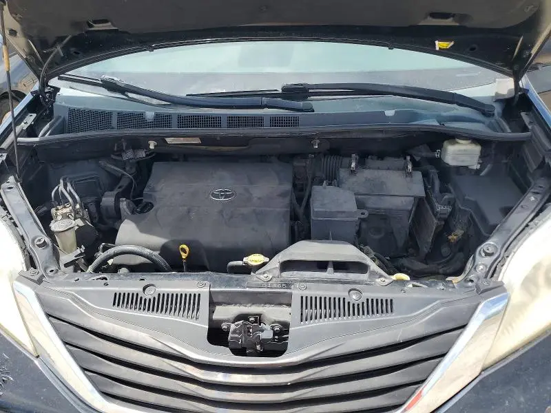 2011 TOYOTA SIENNA LE  