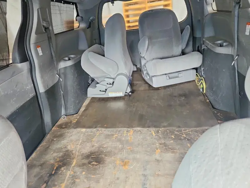 2017 TOYOTA SIENNA LE  