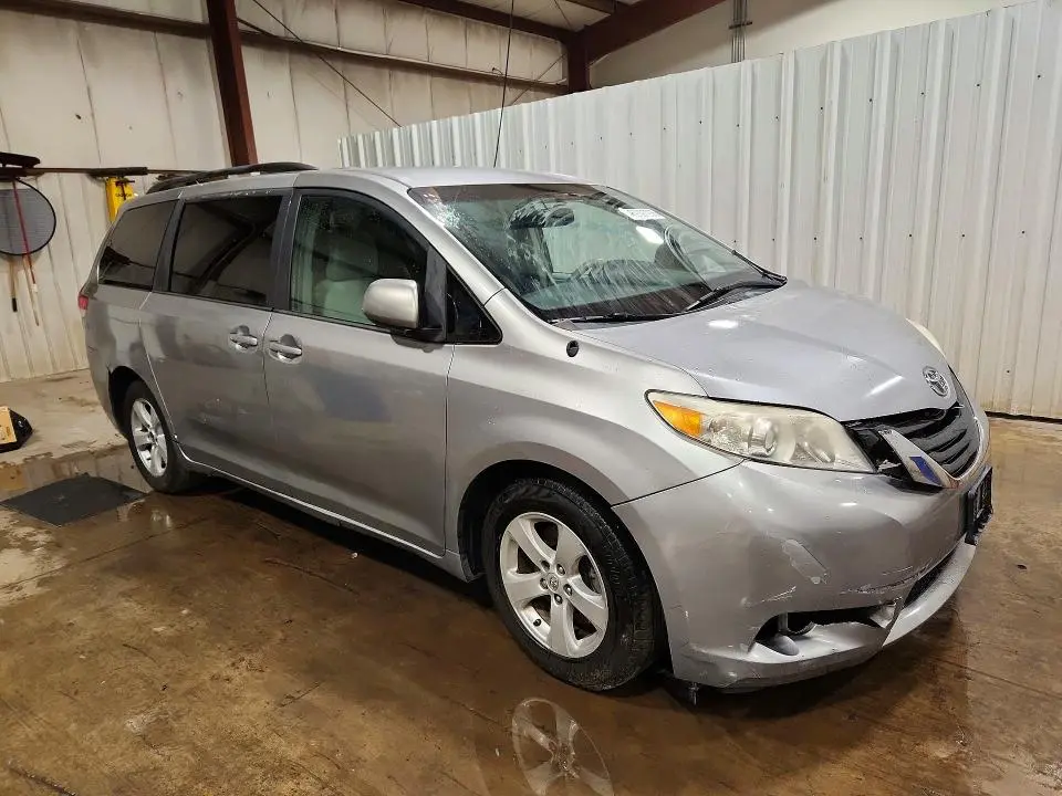 2013 TOYOTA SIENNA LE  