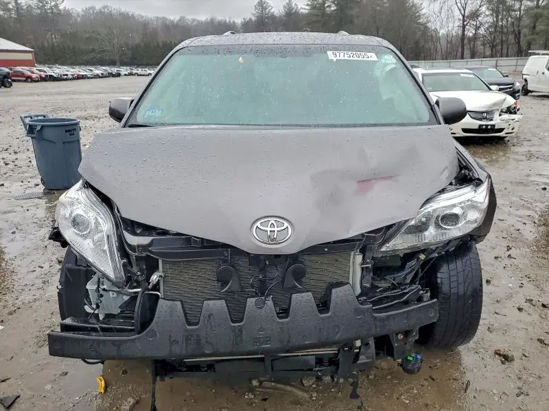 2017 TOYOTA SIENNA XLE  