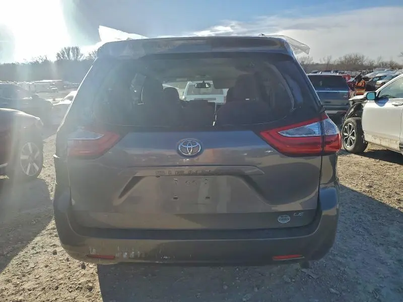 2016 TOYOTA SIENNA LE  