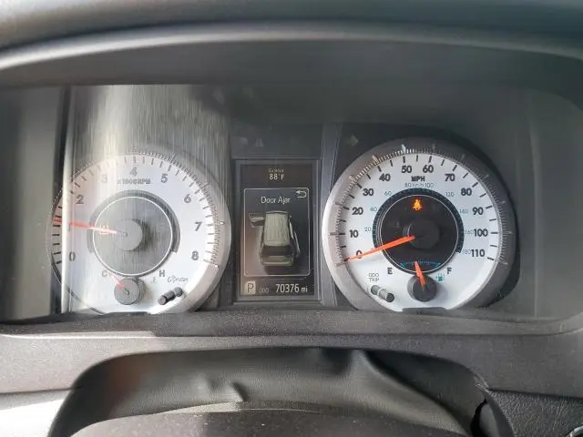 2017 TOYOTA SIENNA SE  