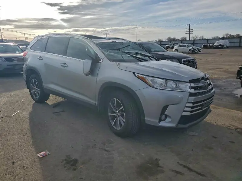 2019 TOYOTA HIGHLANDER SE  