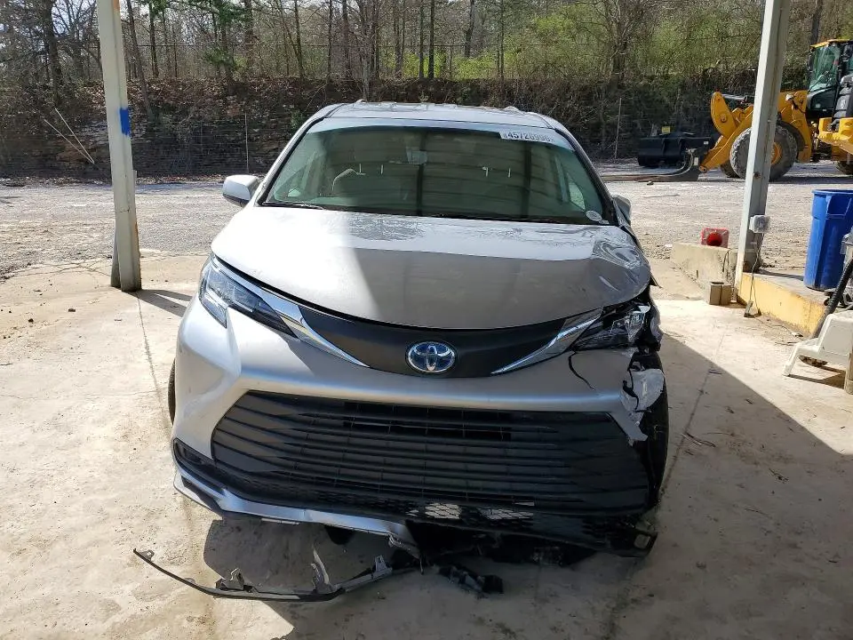 2023 TOYOTA SIENNA LE 8-PASSENGER  