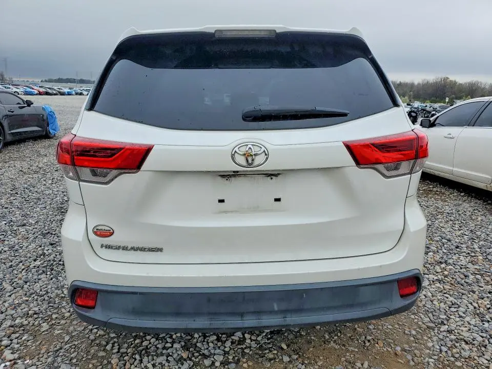 2018 TOYOTA HIGHLANDER LE  