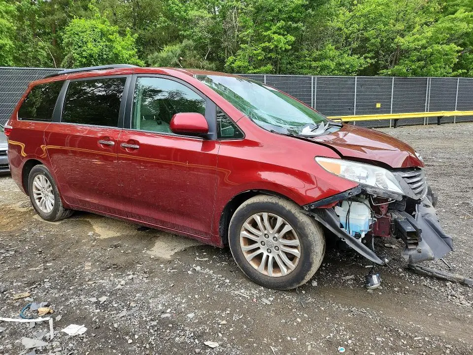 2015 TOYOTA SIENNA XLE PREMIUM 8-PASSENGER  