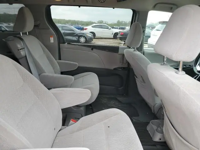 2019 TOYOTA SIENNA LE  