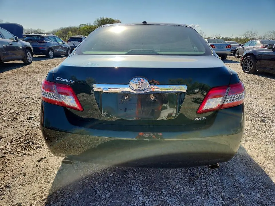 2011 TOYOTA CAMRY XLE V6  