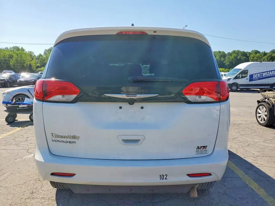2023 CHRYSLER VOYAGER LX  