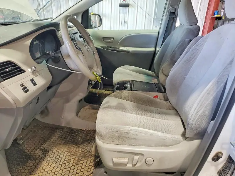 2014 TOYOTA SIENNA LE  