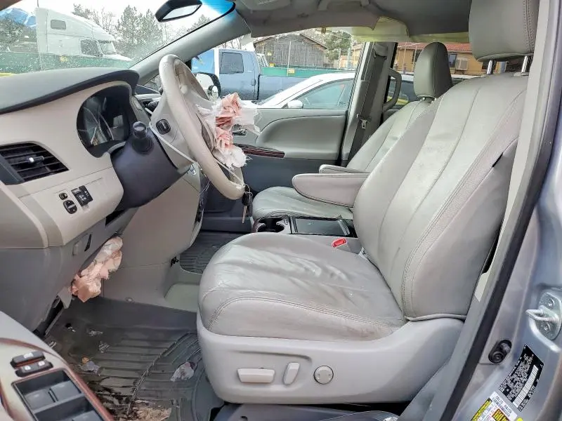 2013 TOYOTA SIENNA XLE  