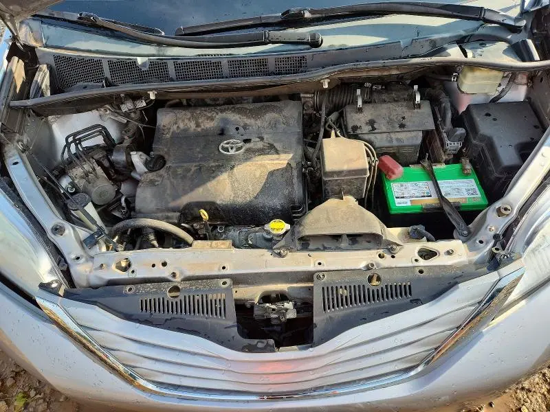 2016 TOYOTA SIENNA LE  