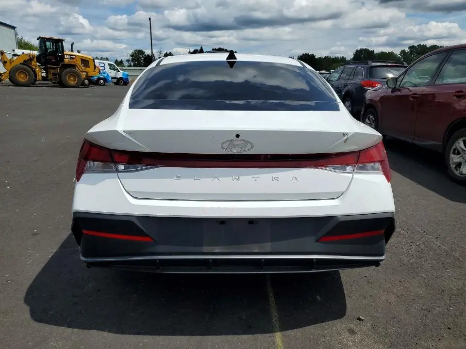 2024 HYUNDAI ELANTRA SE  