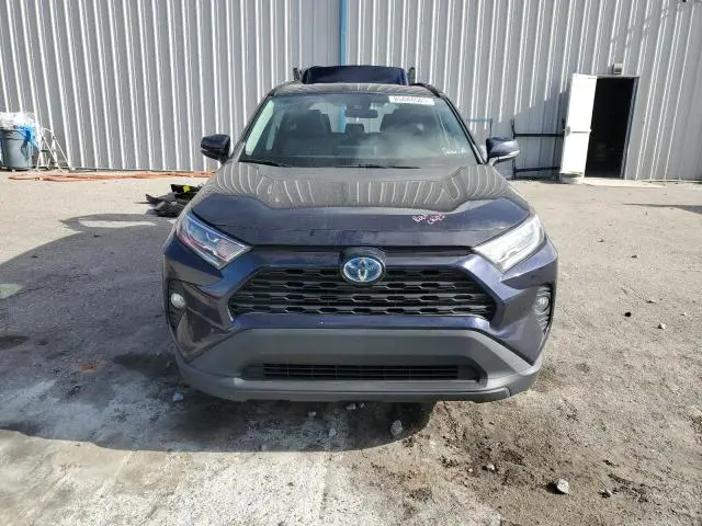2021 TOYOTA RAV4 XLE  