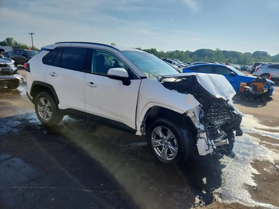 2022 TOYOTA RAV4 XLE  