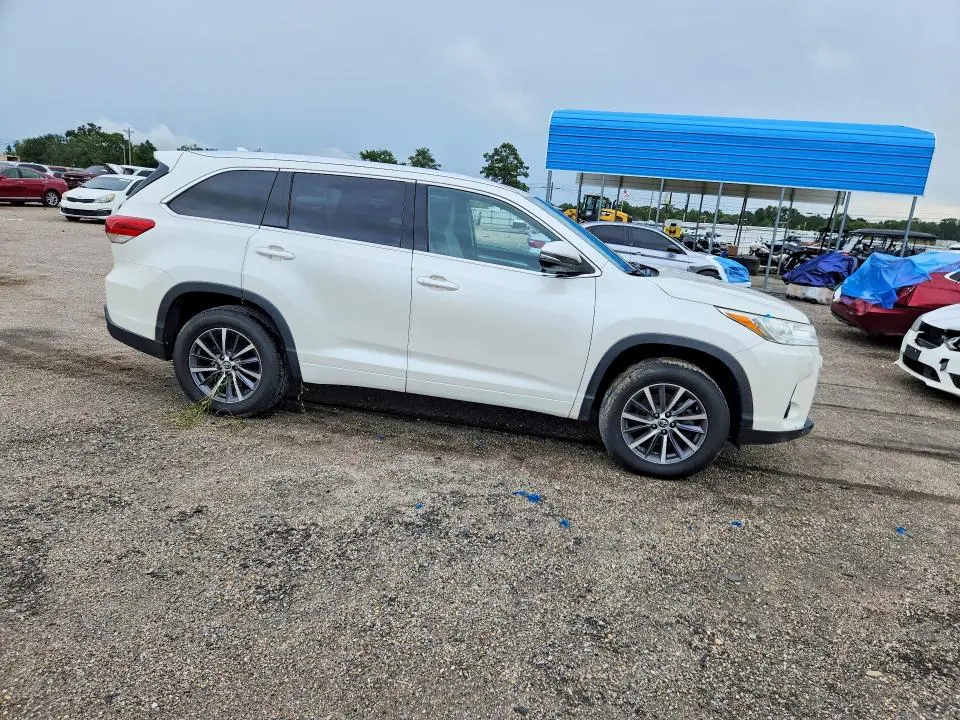 2017 TOYOTA HIGHLANDER XLE  