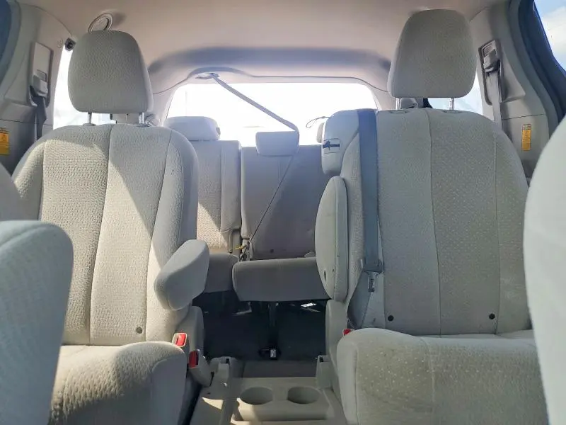 2014 TOYOTA SIENNA LE  