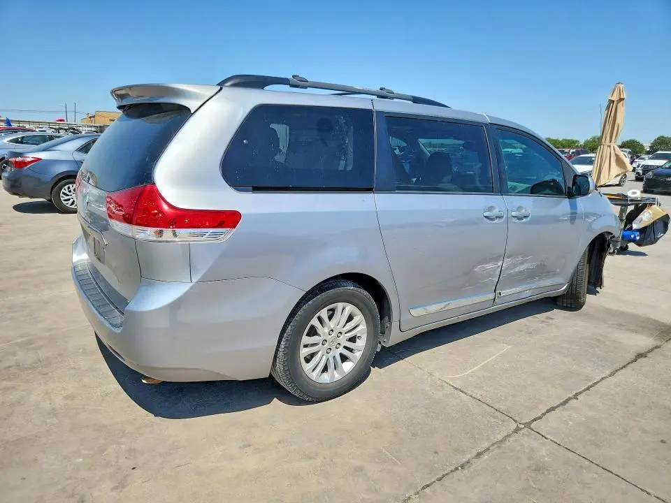 2013 TOYOTA SIENNA XLE 8-PASSENGER  