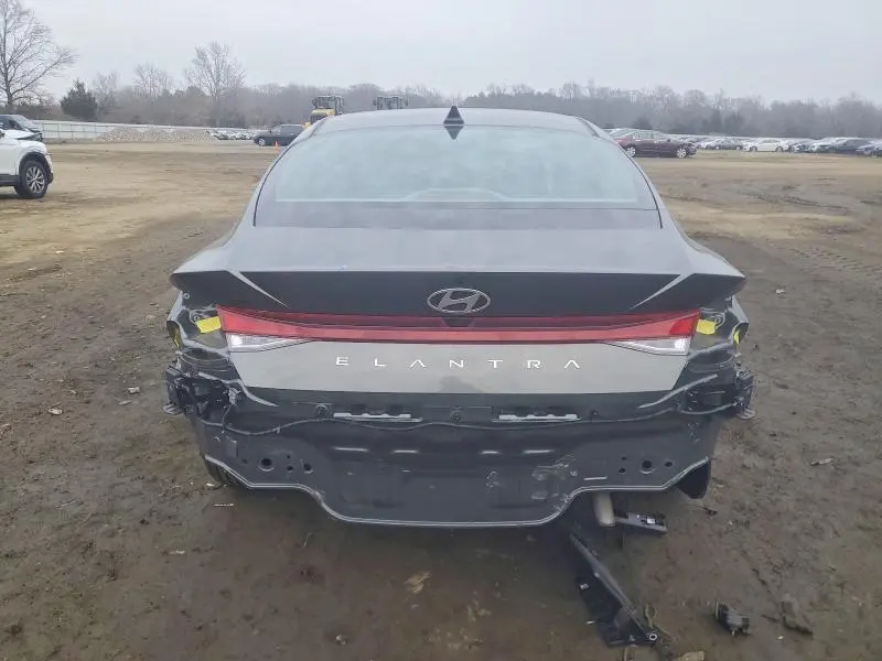 2025 HYUNDAI ELANTRA SE  